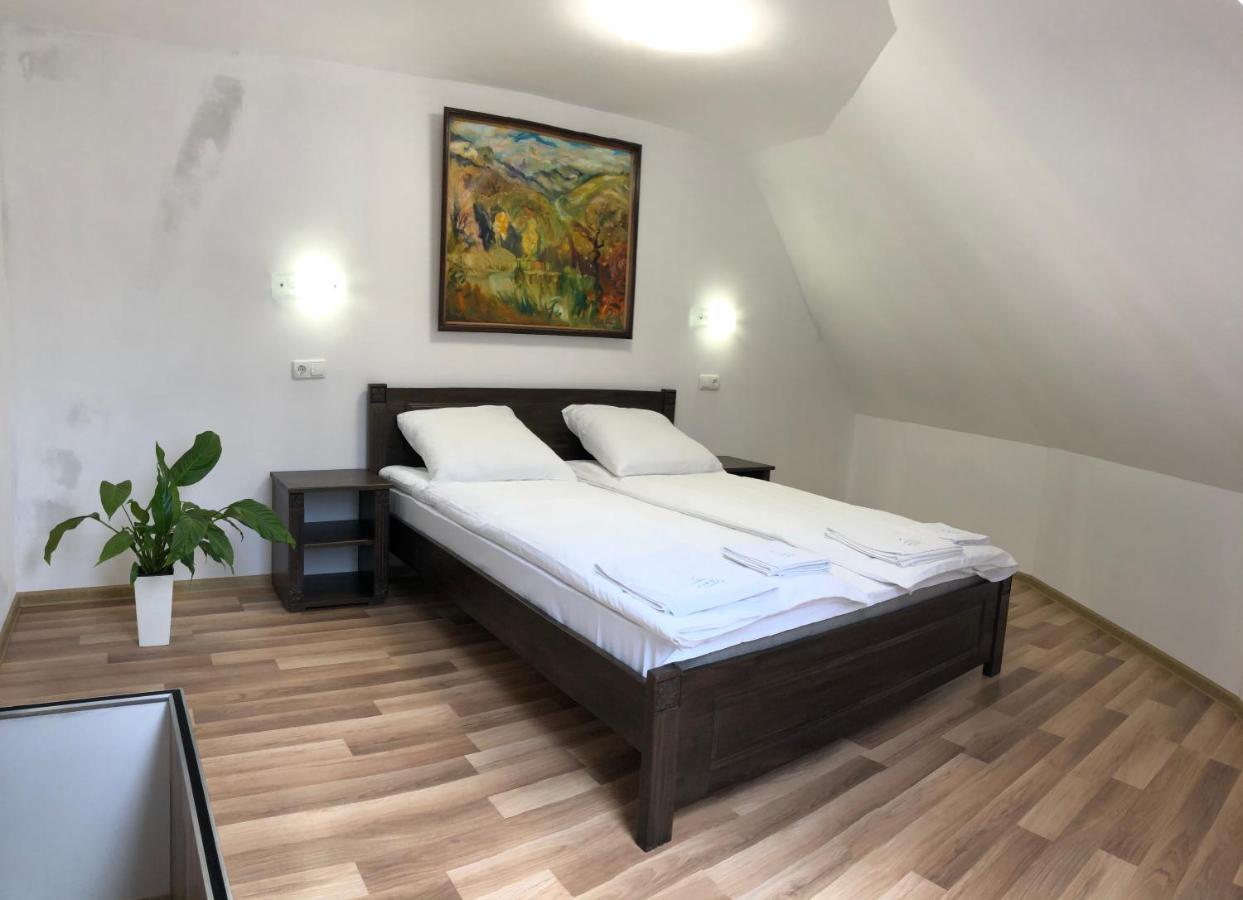 Europa Hotel Rakhiv Bagian luar foto