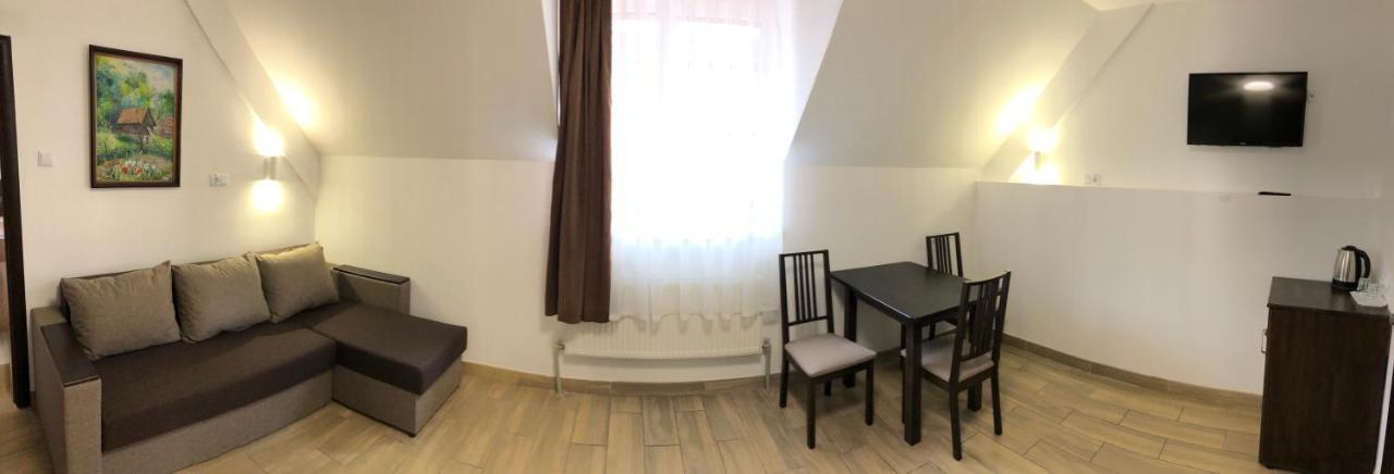 Europa Hotel Rakhiv Bagian luar foto