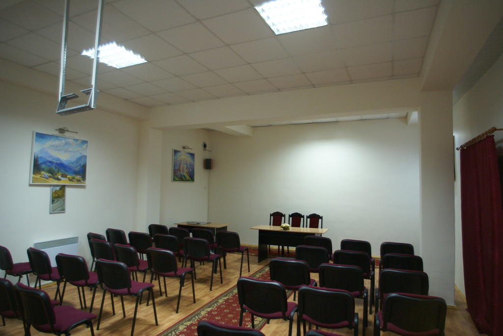 Europa Hotel Rakhiv Bagian luar foto
