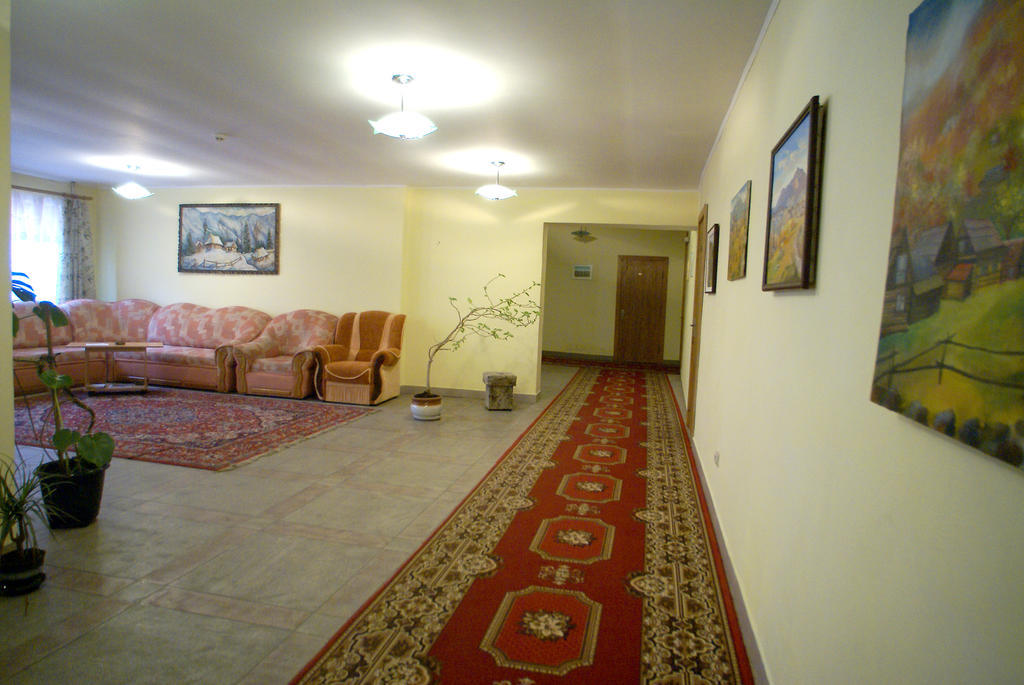 Europa Hotel Rakhiv Bagian luar foto