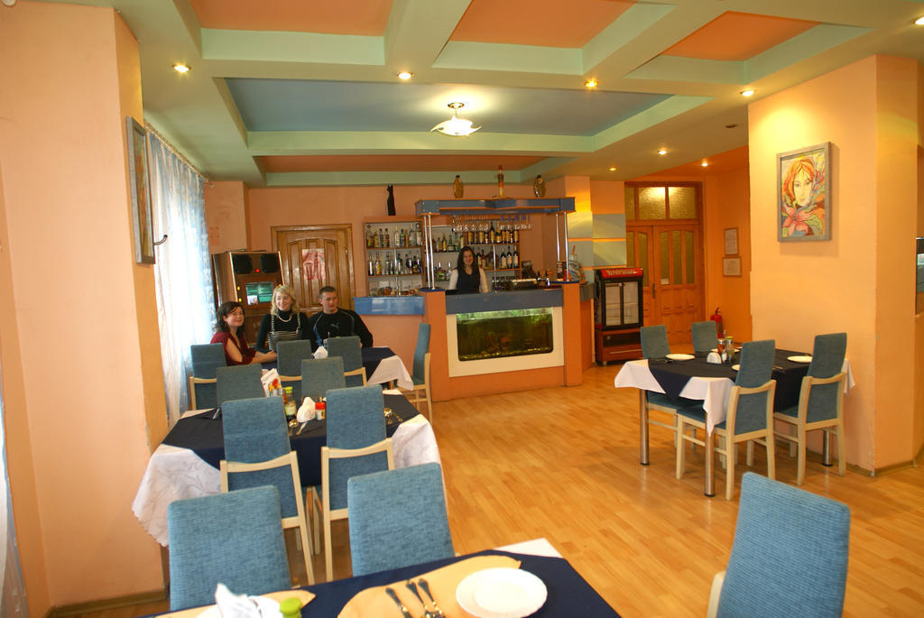 Europa Hotel Rakhiv Bagian luar foto